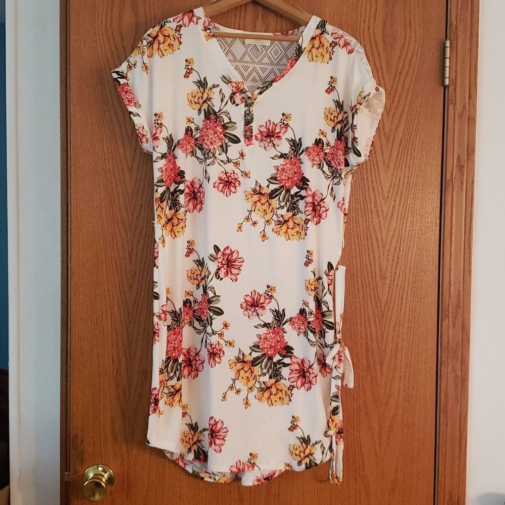 NWT Bobbie Brooks White Floral Shirtdress with Tie Belt Sz L